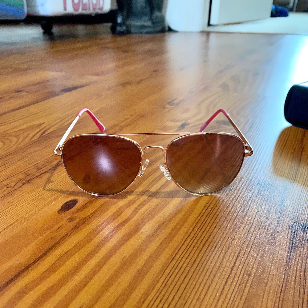 Solar Accents by Foster Grant Dolly FDG Gold Aviator Sunglasses